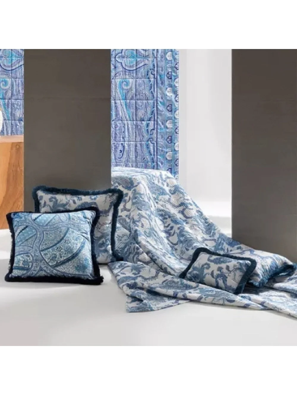 ETRO Home Loures Queen Quilted Bedspread, Paisley White & Blue, New with Tag